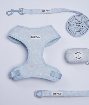 Ensemble de 4 pièces Morning Glory Bleu – Harnais, laisse, collier et distributeur de sacs à déjections canines motif floral