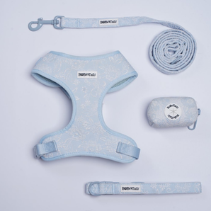 Ensemble de 4 pièces Morning Glory Bleu – Harnais, laisse, collier et distributeur de sacs à déjections canines motif floral